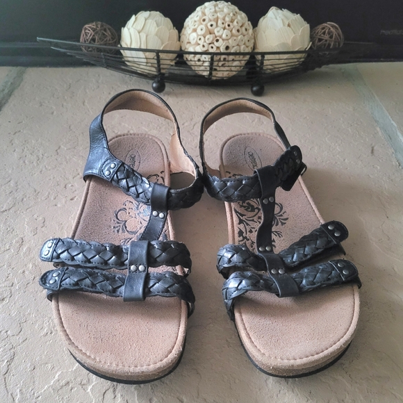 Size 11 Aetrex Reese Black Leather Women Sandals - Picture 1 of 7